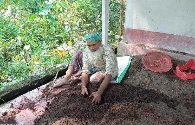 আধুনিক পদ্ধতিতে মাটির বিকল্প হিসেবে কোকোপিটে সম্পূর্ণ মাটিবিহীন উন্নত ও ভালো জাতের সবজি ও ফলের চারা সাধারণ কৃষক পর্যায়ে পৌঁছে দেওয়ার জন্য ২০২২ সালের প্রথমে রাজবাড়ীর সদর উপজেলার বাগমারা মোড় এলাকায় ১ বিঘা জমির ওপর নার্সারি গড়ে তোলেন কাজী মোর্শেদ আলম।