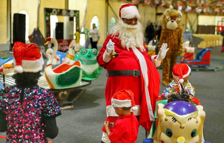 সান্তাক্লজের কাছ থেকে চকলেট উপহার পেয়ে আনন্দে আত্মহারা তারা।