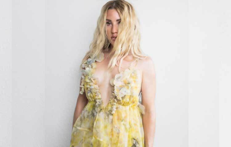 হলুদ ফ্লোরাল ডেসে এলোমেলো গোল্ডিং।