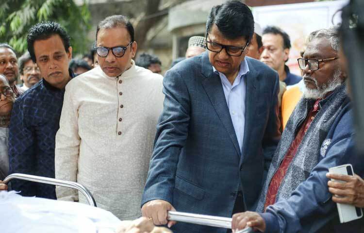 অশ্রুসিক্ত চোখে প্রবীর মিত্রকে শেষ বিদায় জানাচ্ছেন তার সহকর্মীরা।