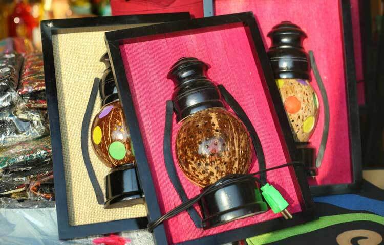 কাঠের তৈরি হারিকেন।