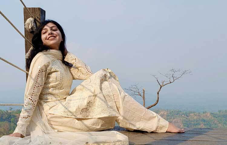 কথা হয় পড়শীর মায়ের সঙ্গে। তিনি বললেন, ‘এ বিষয়ে আমরা আপাতত কিছুই বলতে চাই না।’