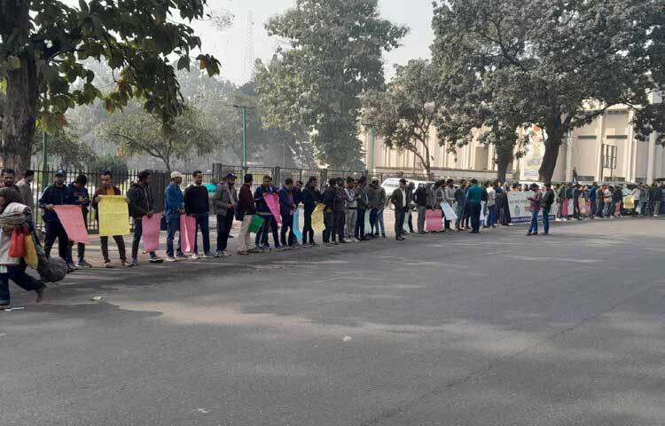 অব্যাহতি পাওয়া এসআইরা বলেন, ট্রেনিং থেকে অন্যায়ভাবে অব্যাহতি দেওয়ার প্রতিবাদ ও চাকরিতে পুনর্বহালের দাবিতে আমরা ৩২১ জন সাব-ইন্সপেক্টর গত ৫ ও ৬ জানুয়ারি স্বরাষ্ট্র মন্ত্রণালয়ের সামনে শান্তিপূর্ণ অবস্থান কর্মসূচি পালন করি। আমাদের একটি প্রতিনিধি দলের সঙ্গে স্বরাষ্ট্র সচিব দেখা করে আমাদের দাবির বিষয়ে যথাযথ ব্যবস্থা নেওয়ার আশ্বাস দিয়েছেন।‌ এখন পর্যন্ত আমাদের বিষয়ে কোনো দৃশ্যমান পদক্ষেপ দেখতে না পাওয়ায় আমরা সবাই আজ আবার অবস্থান কর্মসূচি পালন করছি। সুনির্দিষ্ট সিদ্ধান্ত না আসা পর্যন্ত এ কর্মসূচি চলমান থাকবে।