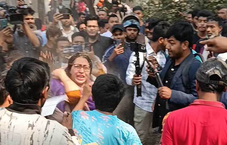 অন্যদিকে, শেখ মুজিবুর রহমানের বাড়ি ভাঙার সময় অশালীন মন্তব্য করে জনতার তোপের মুখে পড়েছেন এক নারী।