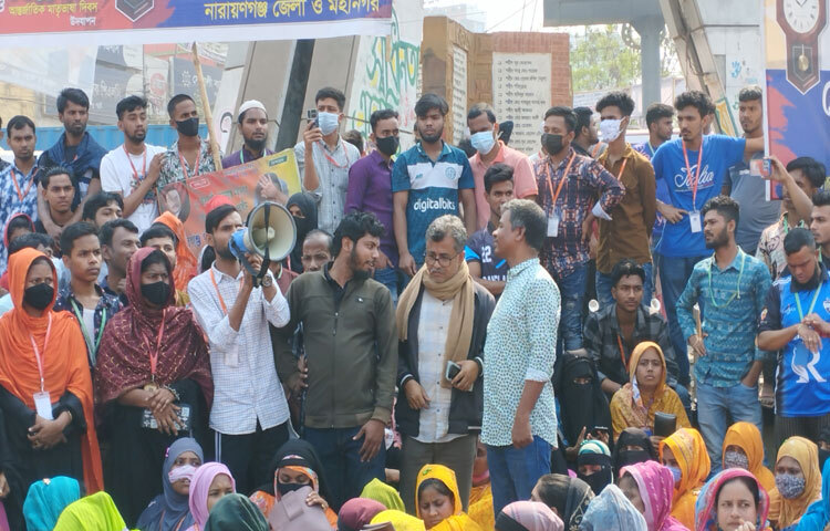 তিনি আরও বলেন, ২৭ জন শ্রমিকের নামে মামলা দিয়ে পুলিশ দিয়ে হয়রানি করছে। এলাকার মাস্তানদের লেলিয়ে দিয়েছে। আজ হঠাৎ গার্মেন্টস বন্ধ করে দিয়েছে। যার কারণে শ্রমিকরা বাধ্য হয়ে রাস্তায় নেমেছে।