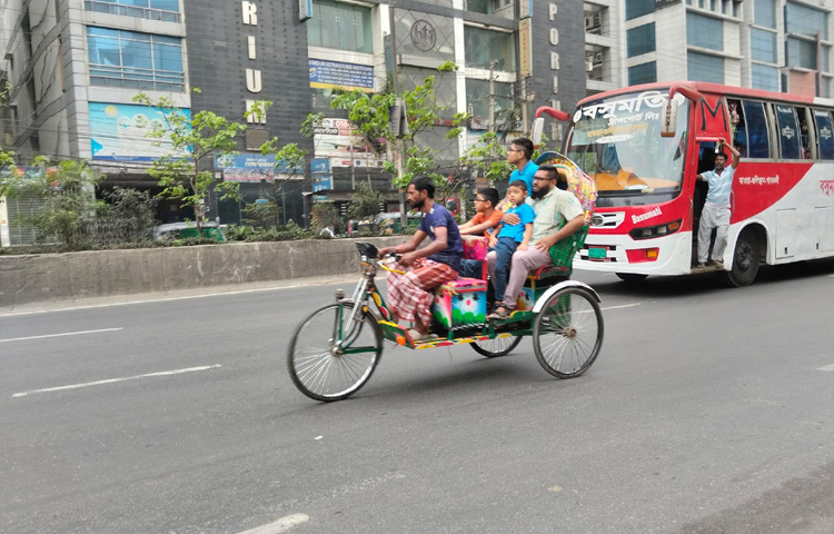 পরিবার নিয়ে রিকশায় ঘুরে বেড়াচ্ছেন অনেকে।