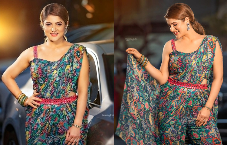 প্রিন্টের ডিজাইনার পোশাকে হাস্যজ্জ্বোল অভিনেত্রী।