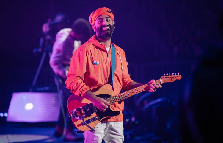 বলিউড ও টালিউড দুই জায়গাতেই তার খ্যাতির কথা বলে শেষ করা যাবে না। খুব অল্প সময়েই সবার মন জয় করেছেন এই গায়ক।