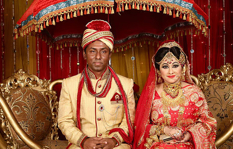 ২০১৫ সালে ব্যাংকার সাজ্জাদ হোসেনের সঙ্গে ঘর বাঁধেন তিনি। তার সংসার জীবনও অভিনয়ের মতোই নীরব, পরিপাটি এবং পরিপূর্ণতায় ভরা। ক্যামেরার সামনে তিনি যতটা আলোকিত, বাস্তব জীবনে ঠিক ততটাই সংযমী।