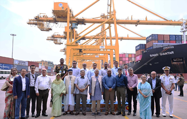 প্রধান উপদেষ্টা প্রফেসর মুহাম্মদ ইউনূস চট্টগ্রাম বন্দর পরিদর্শনকালে ফটোসেশনে অংশ নেন। ছবি: পিআইডি