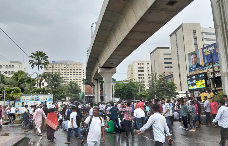 এ সময় তারা ‘আমার ভাই কবরে, খুনি কেন বাইরে’, ‘উই ওয়ান্ট জাস্টিস’, ‘বিচার চাই বিচার চাই, সাম্য হত্যার বিচার চাই’, ‘আমার ভাইয়ের রক্ত বৃথা যেতে দেবো না’, ‘আমার বাড়ি কবরে, প্রশাসন কী করে’।