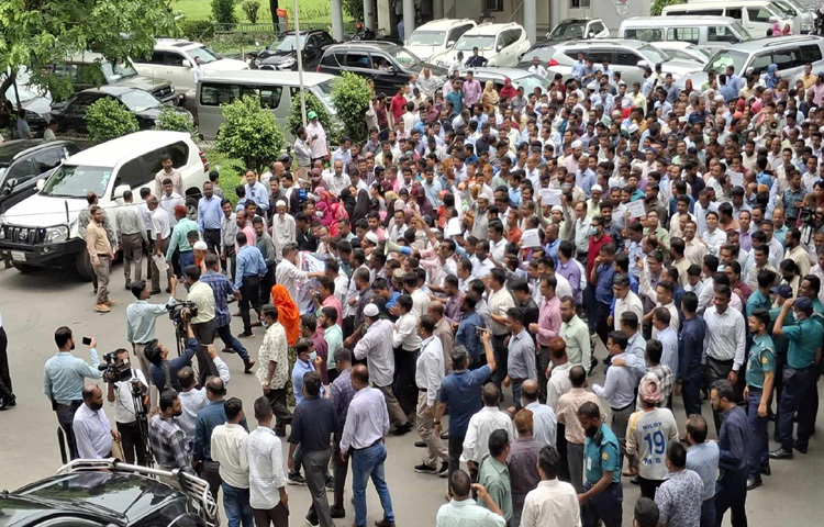 বিক্ষোভ মিছিলে কর্মকর্তা-কর্মচারীরা ‘লেগেছে রে লেগেছে, রক্তে আগুন লেগেছে’, ‘অবৈধ কালো আইন, বাতিল কর, করতে হবে’, ‘কর্মচারী মানে না, অবৈধ কালো আইন’, ‘মানি না মানবো না, অবৈধ কালো আইন’, ‘এক হও লড়াই কর, ১৮ লাখ কর্মচারী’, ‘সচিবালয়ের কর্মচারী, এক হও এক হও’, ‘আপস না সংগ্রাম, সংগ্রাম সংগ্রাম’- এ ধরনের বিভিন্ন স্লোগান দিচ্ছেন।