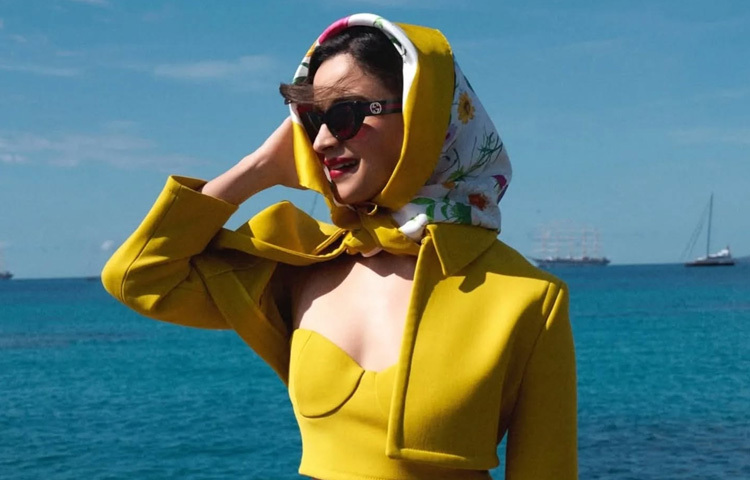 ক্যামেরার সামনে ধরা পড়া তার প্রতিটি ভঙ্গিমায় ছিল রাজকীয়তা, স্টাইল আর সংযত সৌন্দর্যের মিশেল। চুলের ঘন বান, সাবলীল মেকআপ আর ক্লাসিক পোশাক-সবকিছু মিলিয়ে যেন তিনি হয়ে উঠলেন সময়ছাড়া এক চরিত্র, যিনি পুরনো দিনের মাধুর্যকে ফিরিয়ে আনলেন আজকের আলোয়।