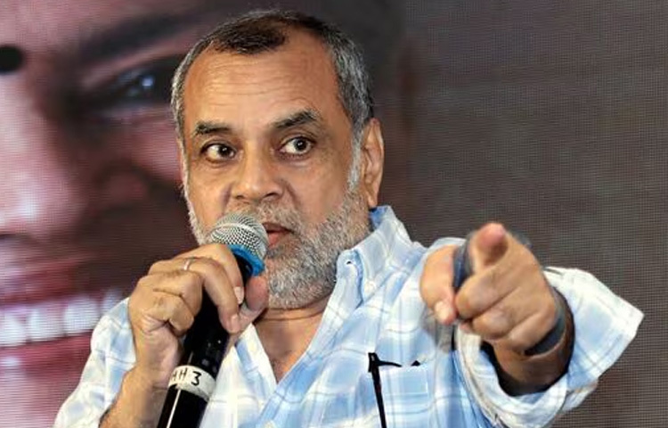 অভিনয়ের বাইরে পরেশ রাওয়াল ভারতীয় রাজনীতিতেও যুক্ত। তিনি লোকসভার সদস্য হিসেবে দায়িত্ব পালন করেছেন। কিন্তু রাজনীতি তার শিল্পীসত্তাকে চাপা দিতে পারেনি। বরং পর্দায় বা বাইরে তিনি সবসময়ই ছিলেন যুক্তিবাদী, স্পষ্টভাষী ও বিশ্বাসযোগ্য।