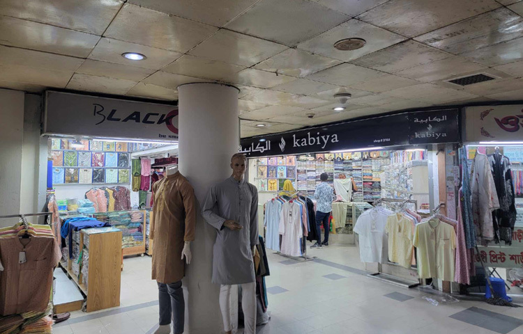 হতাশার সুর ব্যবসায়ীরা বলেন, ছাড়ের পাশাপাশি গিফট অফার দিয়েছি, কিন্তু বাজারে যে চঞ্চলতা থাকার কথা, সেটা কিছুতেই আসছে না। মানুষের হাতে টাকাই নেই, খরচ করার আগ্রহও নেই।