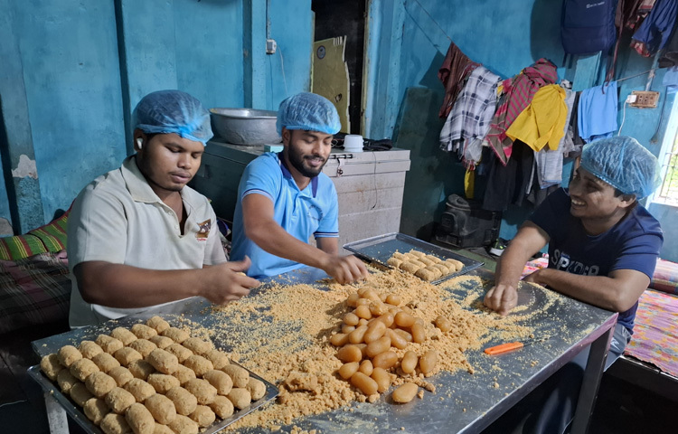 এই অতুলনীয় মিষ্টিটি তৈরি হয় খাঁটি গরুর দুধ থেকে তৈরি ছানা ও মাওয়ার নিখুঁত প্রলেপে। রসালো ভেতর, আর বাইরে ছানার ঝরঝরে গুঁড়ার আচ্ছাদন; যেন এক মিষ্টি শিল্পকর্ম। আর সেই শিল্প রচনায় দিনরাত ব্যস্ত সময় পার করছেন মিষ্টি কারিগররা।