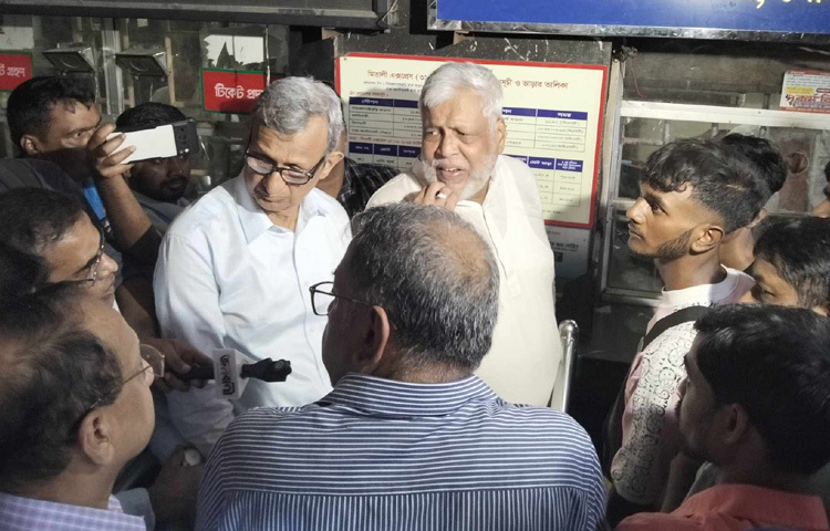 চৌকস চোখে তিনি ঘুরে দেখলেন স্টেশনের প্রতিটি প্রান্ত-প্ল্যাটফর্ম, টিকিট কাউন্টার, ট্রেন ছাড়ার সময়সূচি ও যাত্রীসেবার বাস্তব চিত্র। উদ্দেশ্য একটাই ঘরমুখো মানুষগুলোর ভোগান্তি কমাতে কী করা যায়, তা নিজ চোখে দেখে বুঝে নেওয়া। উপদেষ্টার এ হঠাৎ উপস্থিতি যেন যাত্রীদের মাঝে কিছুটা হলেও আস্থার বাতাস বইয়ে দেয়।