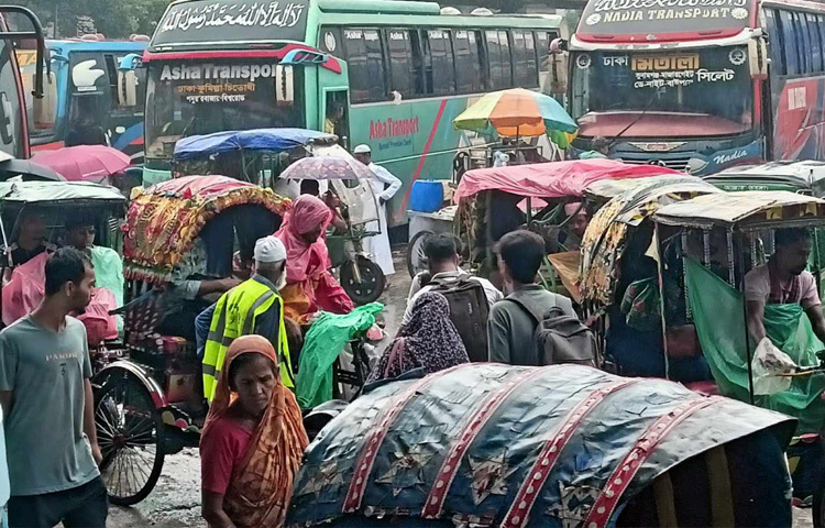 বৃষ্টি আর যানজটের মধ্যে যাত্রী ওঠানো যেন রীতিমতো যুদ্ধ। বিশেষ করে পরিবার নিয়ে বের হওয়া যাত্রীরা পড়েছেন চরম ভোগান্তিতে। কেউ বৃষ্টিতে ভিজে গা গুঁজে দাঁড়িয়ে, কেউ আবার হাতের মালামাল বাঁচাতে ব্যস্ত।
