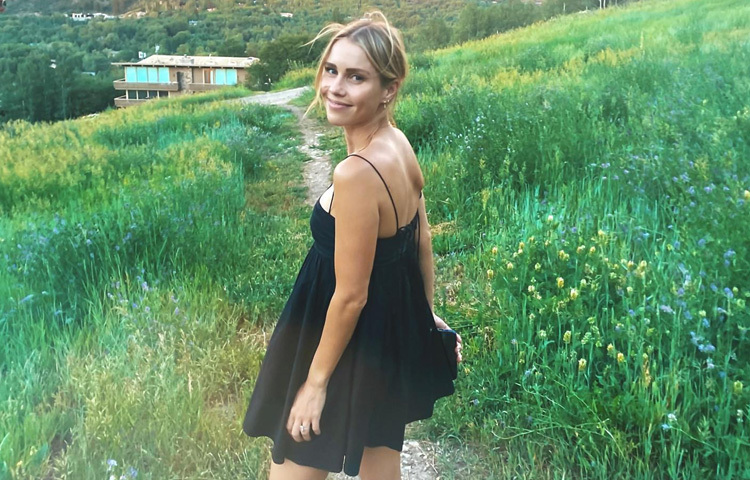 ক্লেয়ার স্কুলজীবনে গায়িকা হিসেবে প্রশিক্ষণ নিয়েছেন এবং গানের প্রতি তার আজও গভীর টান রয়েছে।