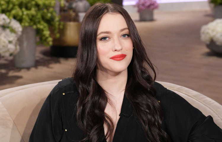 ক্যাট ডেনিংস নিজেকে ধর্মীয়ভাবে না হলেও সাংস্কৃতিকভাবে ইহুদি হিসেবে বিবেচনা করেন। তিনি ধূমপান ও মদ্যপান থেকে বিরত থাকেন এবং পশু কল্যাণে সক্রিয় ভূমিকা পালন করেন। তার একটি পোষা বিড়াল রয়েছে, যার নাম মিলি।