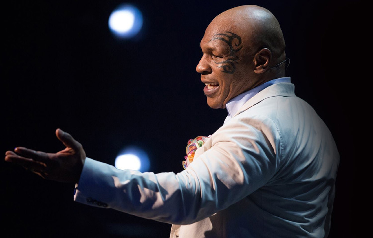 ১৯৮৮ সালে মাত্র ৯১ সেকেন্ডে মাইকেল স্পিঙ্কসকে হারিয়ে দেন। তার প্রতিটি লড়াই যেন একটি যুদ্ধ, যেখানে প্রতিপক্ষকে শুধু হারিয়ে দেওয়া নয়, ধ্বংস করে দেওয়াই ছিল লক্ষ্য।