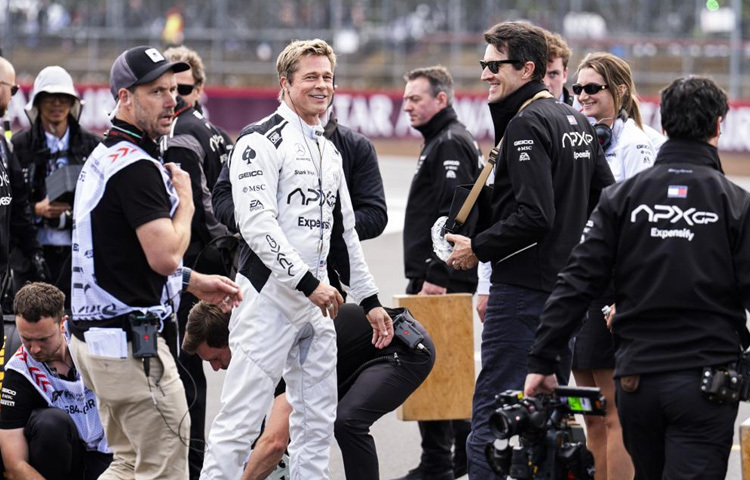 বিশ্বখ্যাত ফর্মুলা ওয়ান ড্রাইভার লুইস হ্যামিল্টন এই সিনেমার সহ-প্রযোজক হিসেবে যুক্ত ছিলেন। তার অভিজ্ঞতা ও পরামর্শে সিনেমায় বাস্তব রেসিং দুনিয়ার নানা সূক্ষ্ম দিক উঠে এসেছে নিখুঁতভাবে। এমনকি বাস্তব ধারাভাষ্যকারদের অংশগ্রহণ এই সিনেমাকে আরও জীবন্ত করে তুলেছে।