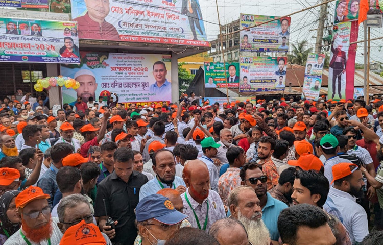 সম্মেলনস্থল পটুয়াখালী ব্যায়ামাগার মাঠ এখন পরিণত হয়েছে এক মিলনমেলায়।