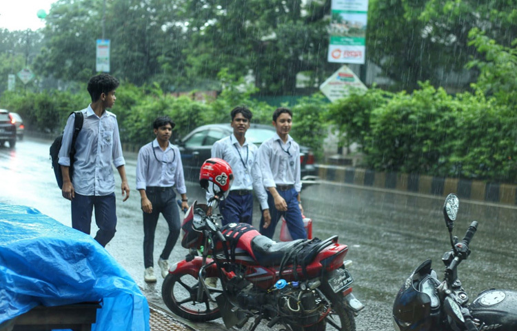 ভিজেই বাড়ি ফিরছেন শিক্ষার্থীরা।