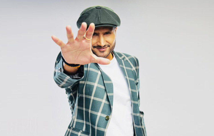 মুম্বাই ইন্ডিয়ান্সের সঙ্গে তিন তিনটি শিরোপা, পরে সিএসকে ও কেকেআরের হয়েও দাপুটে উপস্থিতি। এই পরিসংখ্যানগুলো কেবল সংখ্যাই নয়, ভারতীয় স্পিনের অভিধান বদলে দেওয়া এক অধ্যায়।