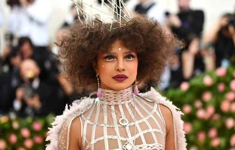 মেট গালায় তার উপস্থিতি নিয়ে বিশ্ব মিডিয়ায় তৈরি হয় আলোচনার ঝড়। বিশেষ করে ২০১৯ সালের মেট গালায় তার ডিওর কস্টিউম ও সাহসী মেকআপ যেন চ্যালেঞ্জ ছুঁড়ে দিয়েছিল ফ্যাশনের সংজ্ঞার প্রতিই। তার ড্রেসিং সেন্স শুধু পোশাকে সীমাবদ্ধ নয়, বরং পুরো পার্সোনালিটির প্রতিফলন।