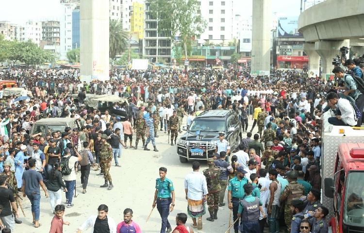 বিকেলে দুর্ঘটনাস্থলে এক সেনা কর্মকর্তা হ্যান্ড মাইকে সাধারণ মানুষের প্রতি রক্তদানের আহ্বান জানান।