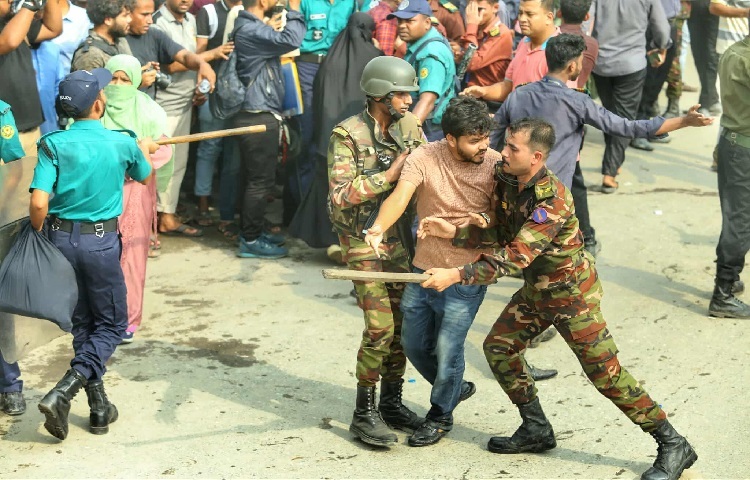 চারপাশে স্বেচ্ছাসেবকরা ছুটছেন, কেউ ফায়ার সার্ভিসের সদস্যদের সঙ্গে, কেউ অ্যাম্বুলেন্সে করে আহতদের বহনে, কেউ মোবাইলে ছবি মিলিয়ে জিজ্ঞেস করছেন -এই শিশুটিকে চিনেন?