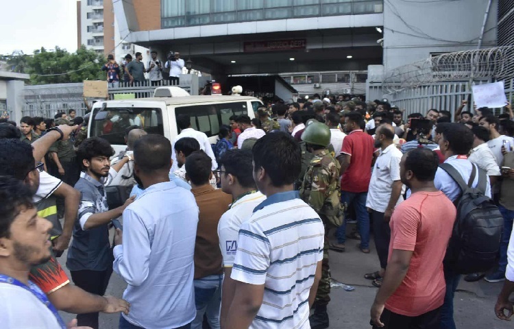 বারবার ঘোষণা দিয়ে অনুরোধ জানানো হচ্ছে যাদের রোগী স্থিতিশীল, তারা যেন সরাসরি না এসে ফোনে যোগাযোগ করেন। এতে চিকিৎসাসেবা ব্যাহত হবে না এবং হাসপাতালের পরিবেশ কিছুটা হলেও নিয়ন্ত্রণে থাকবে।