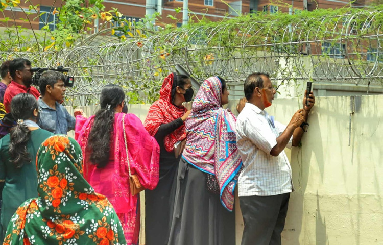 তবে প্রশ্ন থেকেই যাচ্ছে এই কড়া নিরাপত্তা, এই অচেনা আতঙ্ক, শিশুদের বিভ্রান্ত মুখ আর মানুষের কৌতূহল মিলে যে দৃশ্যপট তৈরি হয়েছে, তা শিক্ষার পরিবেশে কতটা স্বাভাবিকতা ফিরিয়ে আনবে?