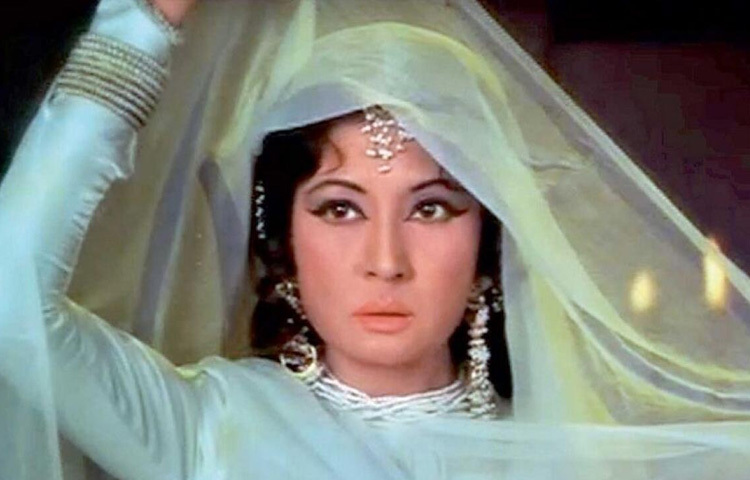 একটি কবিতায় তিনি লিখেছেন, ‘তোমার নাম বললে আমার ঠোঁটে বিষ জমে, তবুও প্রতিদিন সেই বিষ আমি পান করি ভালোবেসে!’-এটাই ছিল তার প্রেম। আত্মবিসর্জনের প্রেম, নিঃশর্ত প্রেম।