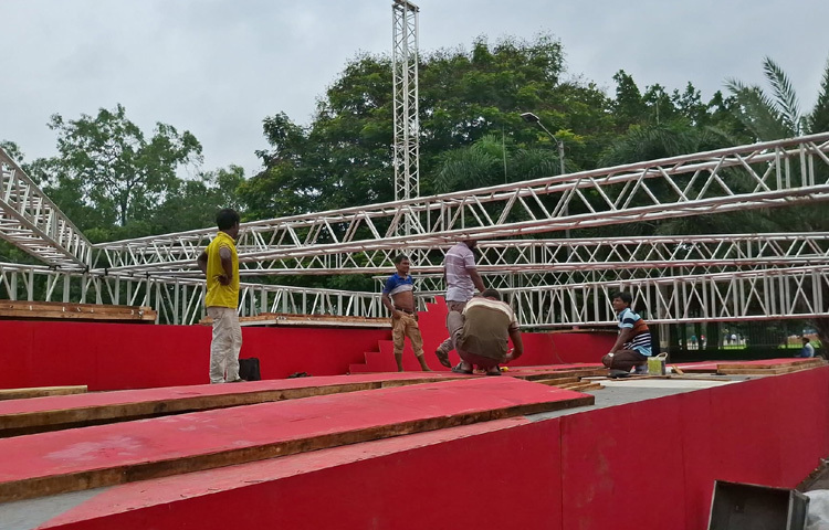 বৃষ্টির মৌসুম থাকায় মঞ্চে থাকছে পানি নিরোধকের ব্যবস্থাও।