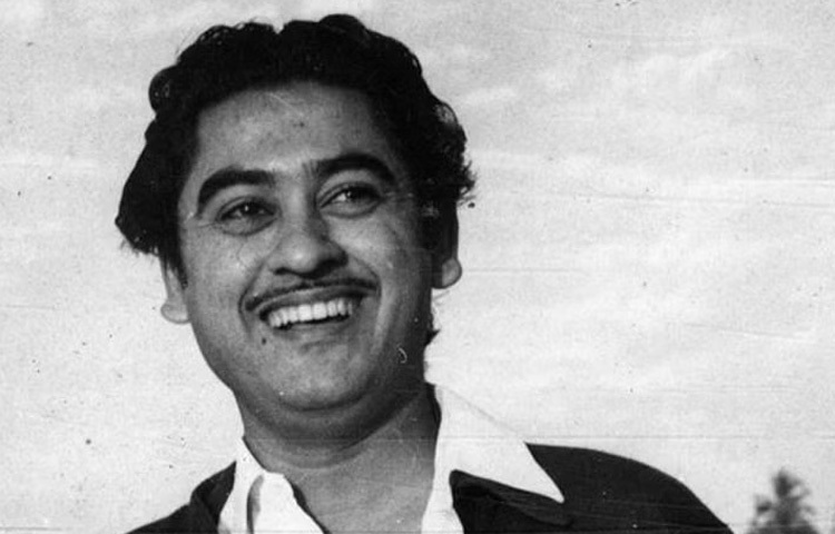 ‘এক লড়কি ভিগি ভাগি সি’, ‘মেরে সপনো কি রানি’, ‘চিঙ্গারি কোই ভড়কে’, ‘ও মেরে দিল কে চেন’ বা ‘রূপ তেরা মাস্তানা’ এই গানগুলো কেবল সংগীত নয়, যেন অনুভূতির রূপান্তর। কিশোর কুমার যেভাবে হাসি, দুঃখ, উন্মাদনা কিংবা ভালবাসাকে কণ্ঠে ধারণ করতেন, তা ছিল একেবারেই ব্যতিক্রম।