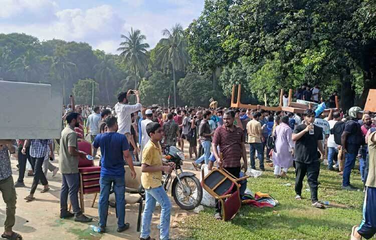 ৫ আগস্টের আগের রাতেই অনেকে ভেবেছিল আর হয়তো বাঁচবে না। কিন্তু ইতিহাস দেখিয়েছে, বারবার জনতার শক্তি সবচেয়ে ভয়ংকর বন্দুককেও হার মানায়।