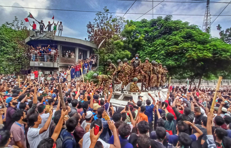 সেনাবাহিনী শান্ত, ছেলেরা সড়কে দৌড়াচ্ছে, রাস্তায় নামা আপামর মানুষ; কেউ গনভবনের দিকে, কেউ শাহবাগের দিকে ছুটছে... উচ্ছ্বাসেই যেন পুরো দেশ একটি উৎসবে পরিণত হয়েছে।