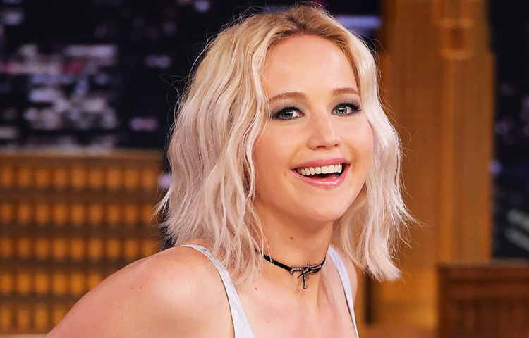 তিনি যৌনতাবাদ, সমান পারিশ্রমিক, নারীদের প্রতি হলিউডের দৃষ্টিভঙ্গি নিয়ে খোলাখুলি কথা বলেন। ২০১৫ সালে নিজের লেখা একটি ওপেন-এসে তিনি বলেছিলেন, ‘আমি চাই, প্রতিভার ভিত্তিতে পারিশ্রমিক হোক। লিঙ্গের ভিত্তিতে নয়।’ এই লেখাটি সেসময় ঝড় তোলে গণমাধ্যমে, উদ্বুদ্ধ করে আরও অনেক নারী তারকাকে সরব হতে।