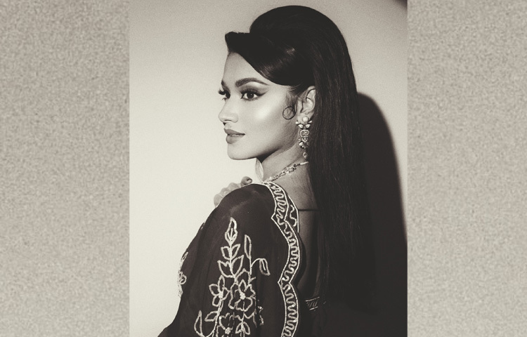 হেয়ার স্টাইলিংয়ে ফিরেছে ষাটের দশকের আমেজ। সামনে পাফ ও ব্যাংস আর খোলা ঝলমলে চুলে মিলেছে অতীতের ছোঁয়া ও বর্তমানের গ্ল্যামার।