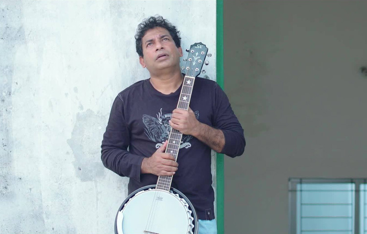 মোশাররফ করিম চলচ্চিত্রেও কাজ করেছেন, সফলও হয়েছেন। কিন্তু দর্শক তাকে যেন বেশি ভালোবাসে নাটকে, ছোটপর্দায়, যেখানে বাস্তবতা একটু বেশি জাঁকিয়ে বসে। বড় পর্দা যতটা ফ্যান্টাসিতে মোড়া, ছোটপর্দা ঠিক ততটাই বাস্তব। আর সেখানেই তিনি সবচেয়ে বেশি সাবলীল।