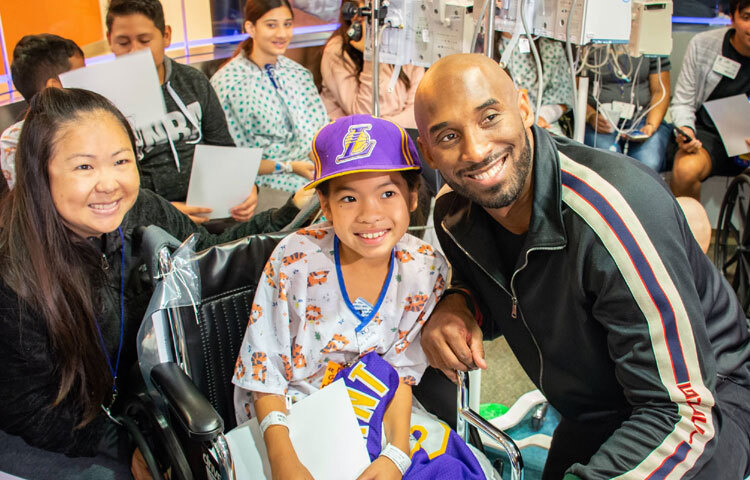 ২০১৬ সালে তিনি বিদায় নেন, কিন্তু শেষ খেলায় করলেন অবিশ্বাস্য কীর্তি ৬০ পয়েন্ট স্কোর। পুরো স্টেডিয়াম কেঁপে উঠেছিল তার নামের উল্লাসে। বিদায়ের পরও তিনি থেমে থাকেননি। শিশুদের জন্য বাস্কেটবল ক্যাম্প, লেখালিখি, এমনকি অস্কার জয়ী শর্ট ফিল্ম ‘ডিয়ার বাস্কেটবল’ সবকিছুতেই নিজের সৃজনশীল ছাপ রেখে গেছেন।