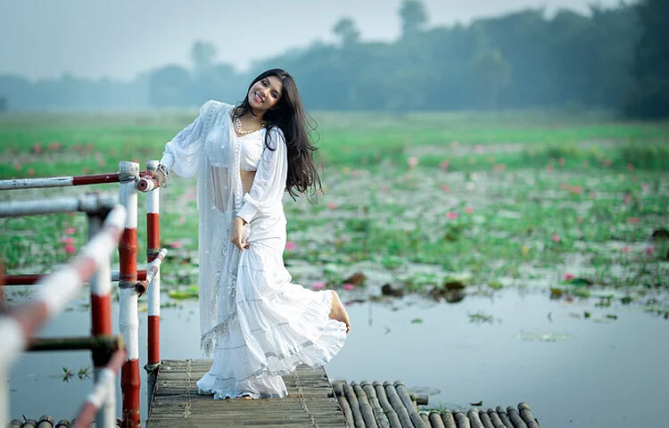 লাল শাপলার পাশে সাদা পোশাকে দাঁড়িয়ে তুলেছেন রঙের অনন্য সমন্বয়। প্রকৃতির স্নিগ্ধতায় ভেসে আসা এক শ্বেতশুভ্র রূপে দেখা গেছে নওশাবাকে।