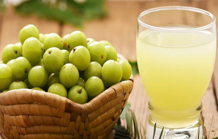 রোগ প্রতিরোধ ক্ষমতা গড়ে তোলে: আমলকি শরীরের প্রতিরোধ ক্ষমতা বাড়ায়, মানসিক চাপ কমায় এবং শ্বাসকষ্টজনিত সমস্যায় আরাম দেয়। কাশি, ব্রঙ্কাইটিস বা হাঁপানির রোগীদের জন্য আমলকি বেশ উপকারী।