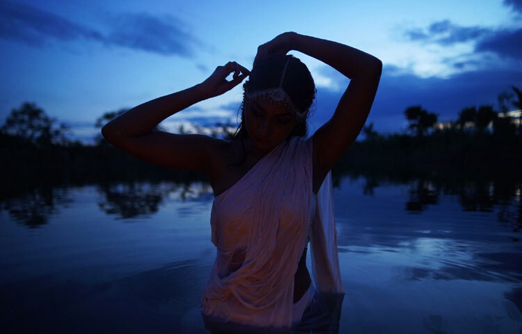 নতুন এই ছবিগুলোতেও স্পষ্ট বোঝা যায়, সুনেরাহ কেবল অভিনেত্রী নন, বরং তিনি এক ধরনের ভিজ্যুয়াল আর্ট উপস্থাপন করতে চান-যেখানে রূপ, অনুভূতি আর প্রতীক একসঙ্গে মিশে যায়। হয়তো এ কারণেই বর্তমান সময়ে তিনি হয়ে উঠেছেন আলোচনার কেন্দ্রবিন্দু।