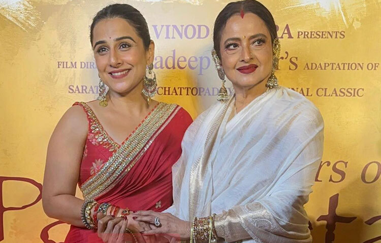 রেখা শুধু পোশাক বা সাজগোজে নয়, তার আচরণ ও উপস্থিতিতেও ফ্যাশন আইকন। লালগালিচায় যখন তিনি শাড়ি পরে রাজকীয় ভঙ্গিতে হেঁটে যান, তখন আলো নিভে যায়, কিন্তু সবাই তাকিয়ে থাকে তার দিকেই। কেউ বলেন তিনি রহস্যময়, কেউ বলেন কিংবদন্তি-আসলে তিনি দুটোই।