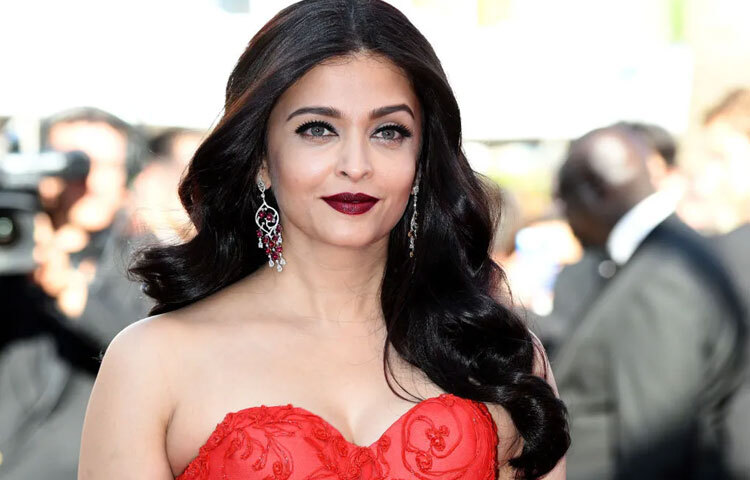 সময় কাকে ছেড়ে কথা বলে? কিন্তু ঐশ্বরিয়া যেন ব্যতিক্রম। বছর গড়িয়ে গেলেও তার রূপ আর দীপ্তি আজও তাজা। মা হওয়ার পরও তিনি নিজের স্টাইল আর সৌন্দর্যকে নতুনভাবে সাজিয়েছেন, যা অনেকের কাছে অনুপ্রেরণা। তিনি প্রমাণ করেছেন সৌন্দর্য মানে কেবল বাইরের রূপ নয়, বরং ভেতরের শক্তি ও আত্মবিশ্বাসের প্রকাশ।