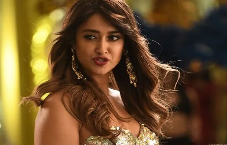 ইলিয়ানার সৌন্দর্য শুধু মেকআপ বা পোশাকে নয়, বরং আত্মবিশ্বাসে। তিনি নিজের শরীর নিয়ে সব সময় খোলামেলা ও ইতিবাচক মনোভাব দেখিয়েছেন। সেই আত্মবিশ্বাসই তাকে আরও আকর্ষণীয় করে তোলে। সৌন্দর্যের সবচেয়ে বড় অলঙ্কার যে আত্মমর্যাদা, ইলিয়ানা তার জীবন্ত উদাহরণ।