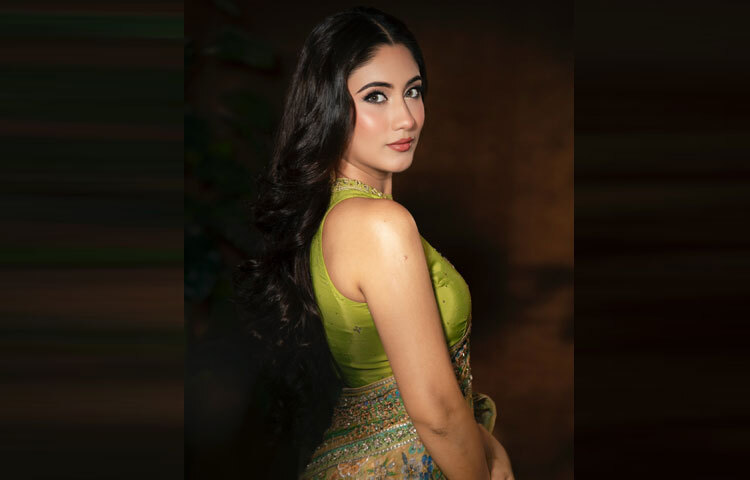 শিমারি আইশ্যাডো ও নিখুঁত কাজলে চোখে এসেছে গভীরতা, গ্লসি ঠোঁটে ফুটে উঠেছে কোমল আবেদন। হালকা ব্লাশ অন ও হাইলাইটারে তার মুখ যেন উজ্জ্বল এক আলোর প্রতিচ্ছবি।